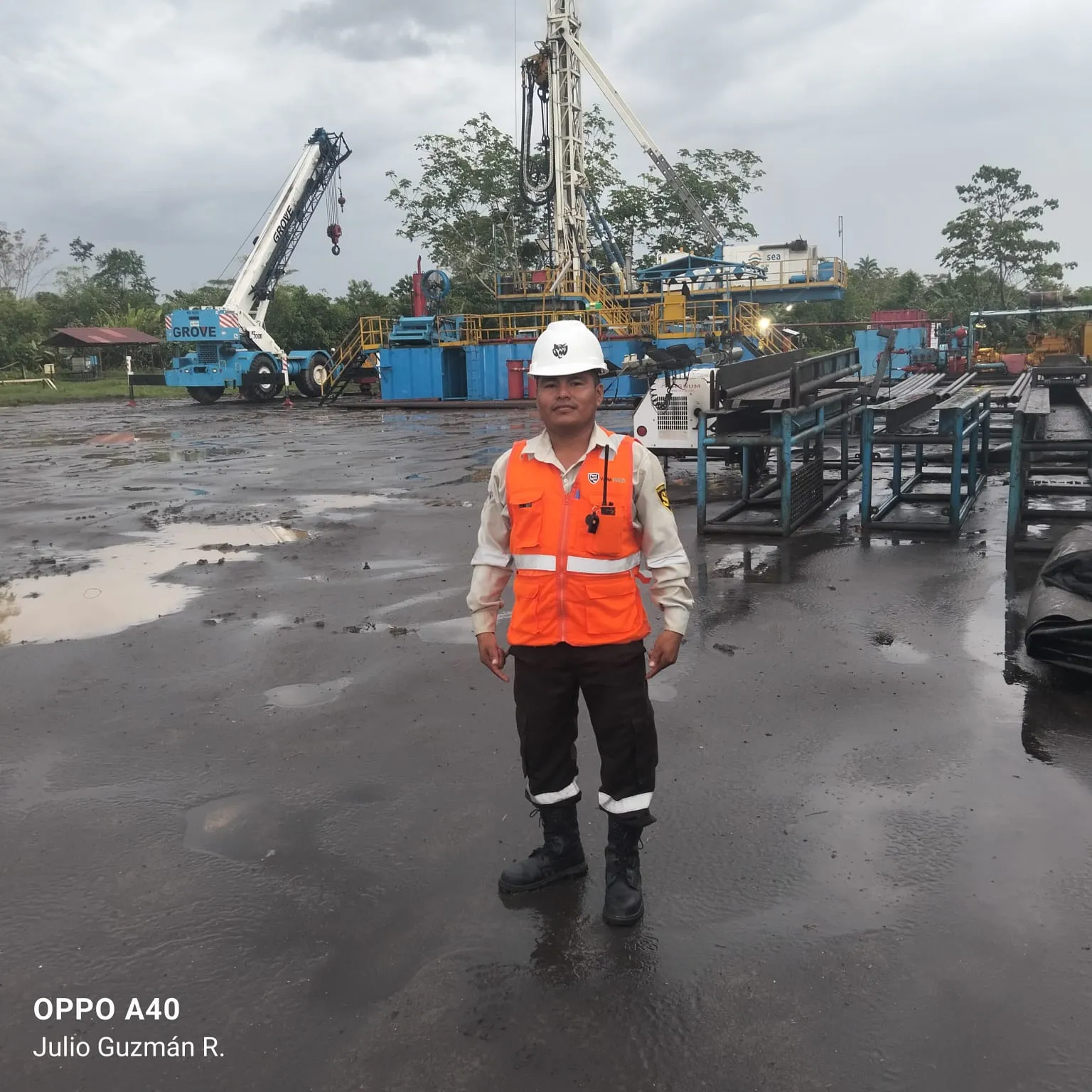 Agente de Yanapuma resguardando un equipo de perforación petrolera