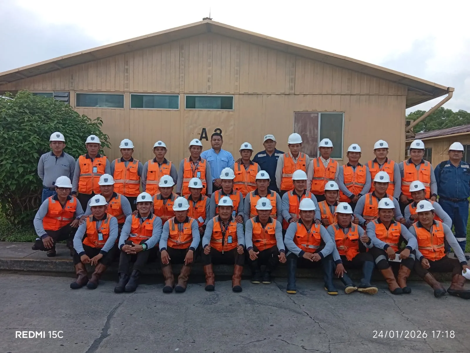Equipo completo de Yanapuma en el campamento