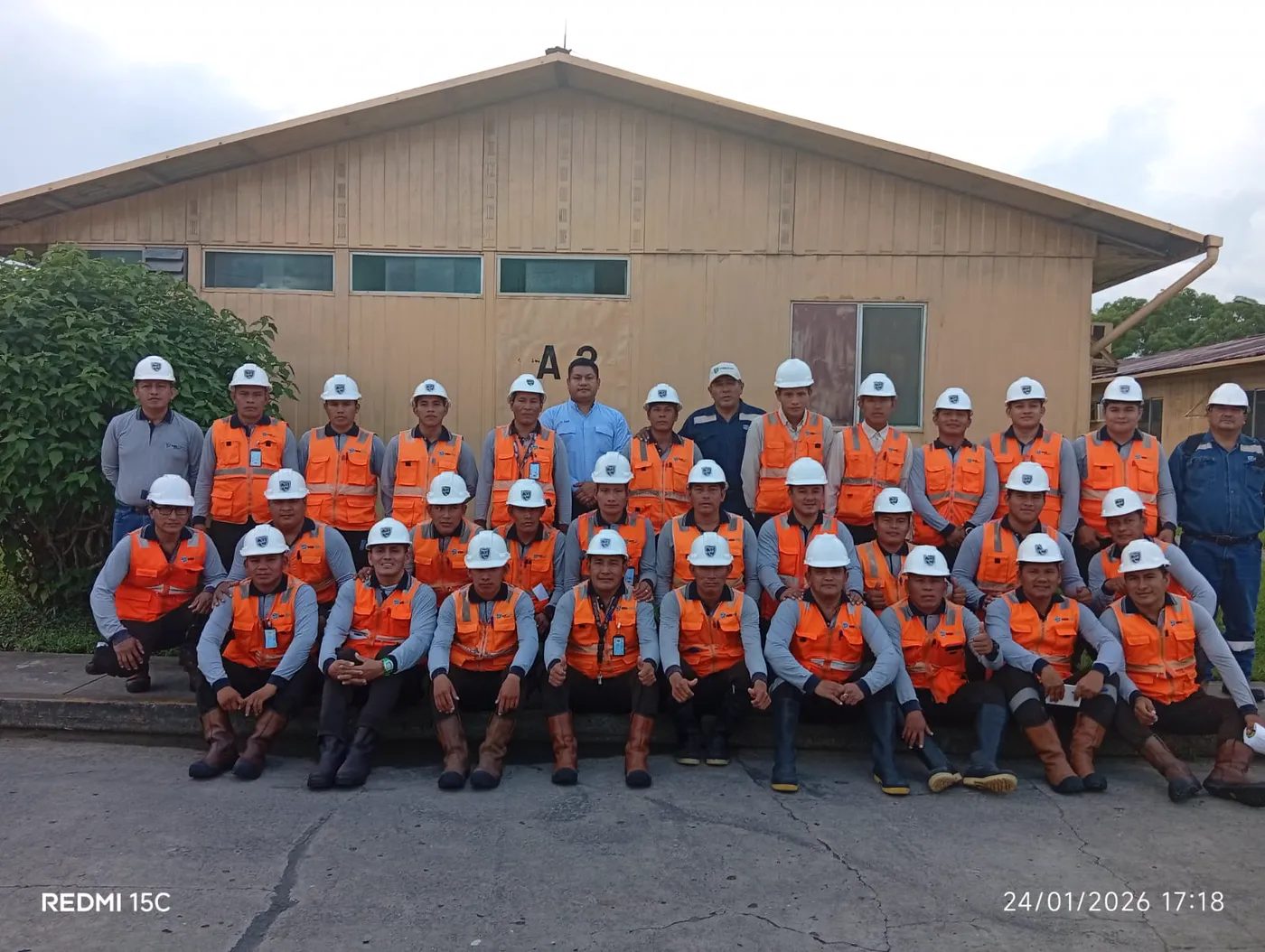 Equipo de seguridad de Yanapuma en el campamento del Lote 8