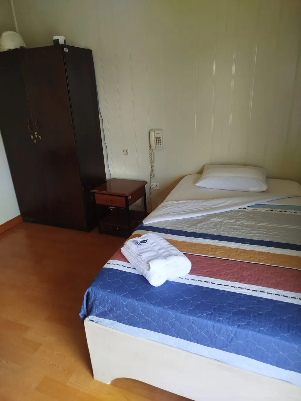 Cama acondicionada en habitación del campamento