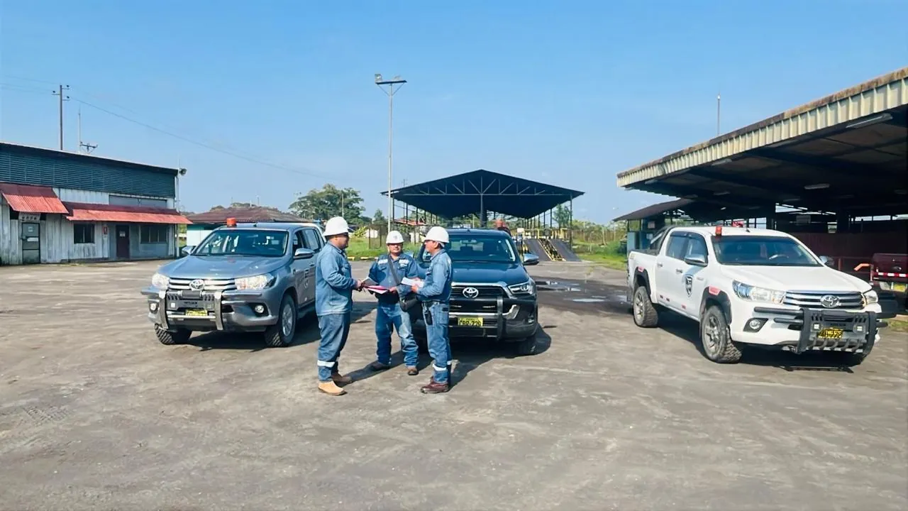 Personal de seguridad junto a vehículo operativo