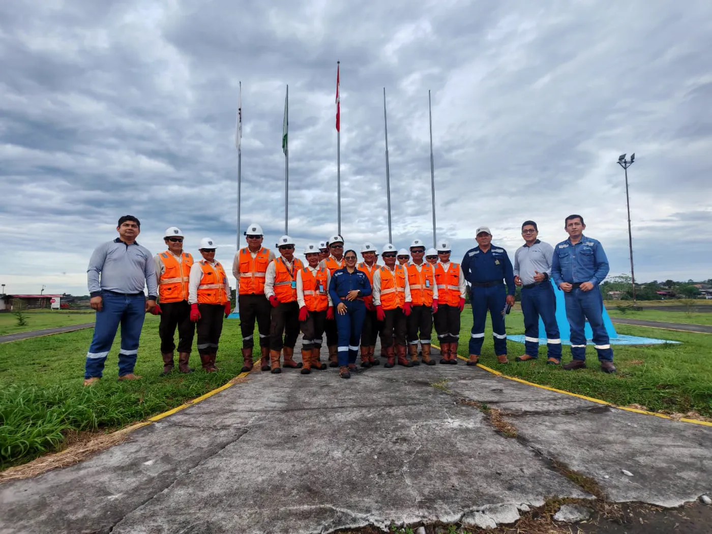 Personal de seguridad de Yanapuma en ceremonia institucional